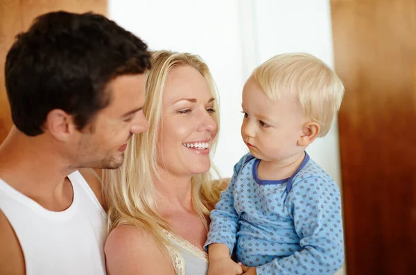 Paternidade Prviledge Dois Pais Felizes Segurando Seu Filho Sorrindo — Fotografia de Stock