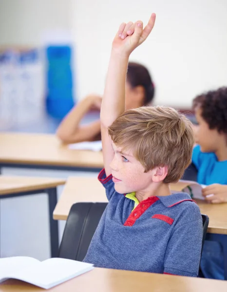 Klaslokaal Kind Steek Hand Voor Vragen Ondersteuning Hulp Bij Onderwijs — Stockfoto
