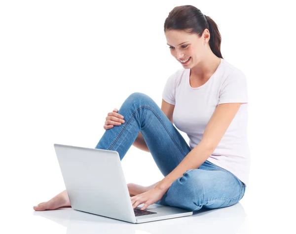 Laptop Στούντιο Έδαφος Και Ευτυχισμένη Γυναίκα Πληκτρολογώντας Internet Ιστοσελίδα Ψηφιακή — Φωτογραφία Αρχείου