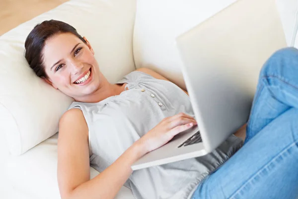 Portret Szczęśliwa Kobieta Relaks Laptopem Sofie Mediami Społecznościowymi Czytanie Jej — Zdjęcie stockowe