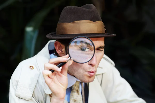 私立探偵 虫眼鏡の目と探偵のための男の肖像画 検索し 探しています 謎の手がかりのための拡大鏡を持つスパイ 男性の人 — ストック写真