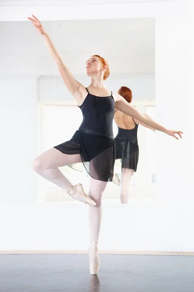 Ballerina Žena Baletní Třída Tancem Mladá Tanečnice Zkoušce Uměním Půvabem — Stock fotografie