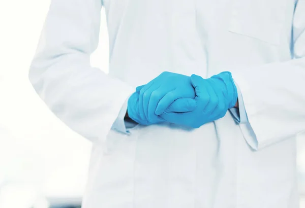 她能把袖子藏起来的是什么 在实验室里手牵手时戴手套的难以辨认的科学家 — 图库照片#