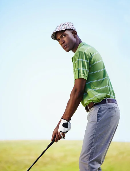 Sport Golf Zwarte Man Focus Voor Slag Spel Wedstrijd Concurrentie — Stockfoto