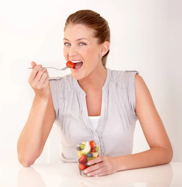 Mujer Comiendo Retrato Ensalada Frutas Estudio Con Felicidad Desayuno Saludable — Foto de Stock