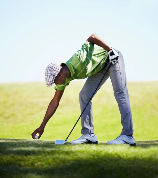 Sport Golfer Zwarte Man Met Golfbal Gazon Voor Spel Wedstrijd — Stockfoto