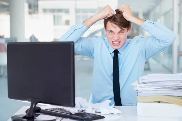 스트레스 사무실에서 사업가와 머리를 잡아당기는 문제나 위기를 해결하는 분노를 느끼는 — 스톡 사진