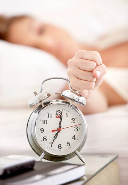 Snooze Poplach Ruka Ženy Ráno Probudí Unavená Vyčerpaná Bez Spánku — Stock fotografie