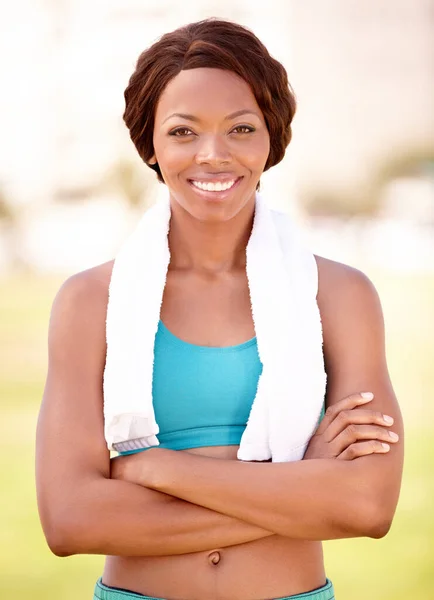 Spor Spor Spor Yaparken Kollarını Kavuşturan Siyah Kadın Portre Spor — Stok fotoğraf