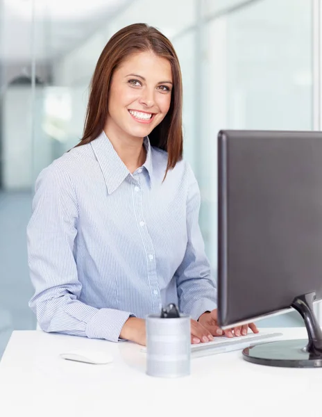 Portret Glimlach Zakenvrouw Typen Computer Kantoor Toetsenbord Vrouwelijke Ondernemer Gelukkig — Stockfoto