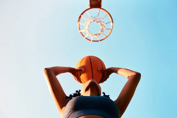 灌篮灌篮 一个不知名的女运动员白天一个人打篮球的全景照片 — 图库照片