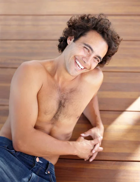 幸せとセクシーな笑顔で木製の床に横にジーンズの白人男性 肖像画と幸せな男 魅力的で健康的でトップレス男性は太陽の下でリラックスし 休息し 裸の胸で笑う — ストック写真