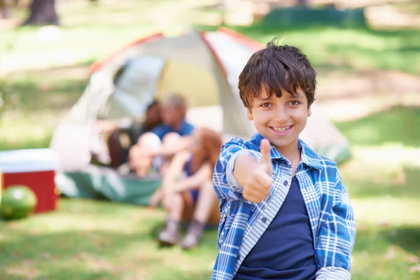 Criança Feliz Sorriso Retrato Polegares Para Cima Para Camping Sucesso — Fotografia de Stock