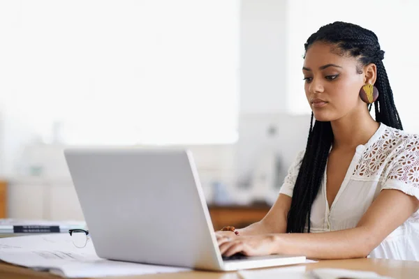 Journalist Typiste Meisje Met Laptop Voor Onderzoek Naar Online Business — Stockfoto