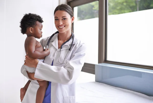Υγεία Πορτρέτο Και Μωρό Γυναίκα Γιατρό Στο Νοσοκομείο Για Την — Φωτογραφία Αρχείου