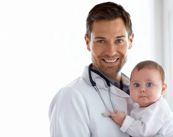 Πορτρέτο Άνθρωπος Και Παιδίατρος Χαμογελούν Μωρό Κατά Την Απομίμηση Της — Φωτογραφία Αρχείου
