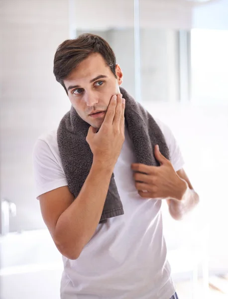 Cilt Bakımı Tıraş Yüz Bakımı Için Banyodaki Adamın Yüzü Sağlık — Stok fotoğraf