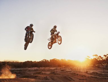 Macera, hız ve motosiklet yarışları için açık hava sporları yarışması. Aksiyon, erkekler ve motorsiklet yarış pistinde gün batımında çamurda hızlı ulaşıma atlıyor.