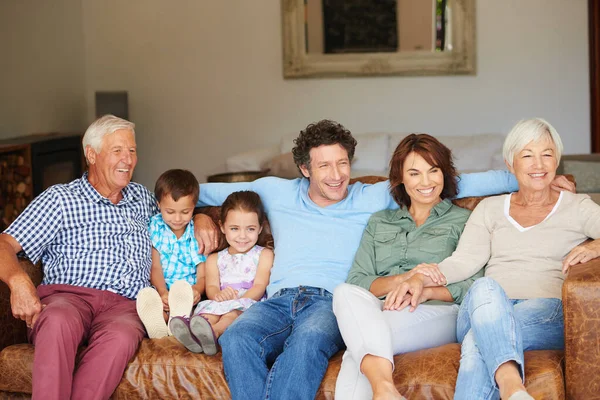 1つの大きな幸せな家族 幸せな多世代の家族がソファに座って — ストック写真