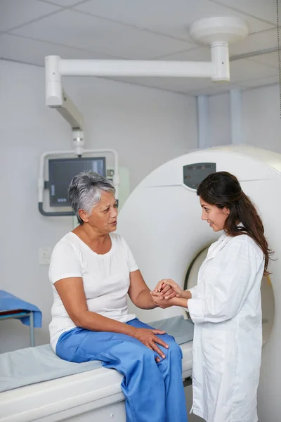 Mriと女性は機械でスキャンする前に病院で患者の手を握っています 医療相談のための放射線検査における高齢女性とCtスキャン 快適性または医療専門家 — ストック写真
