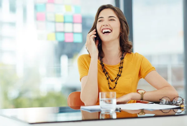 Ευτυχισμένη Γυναίκα Στις Επιχειρήσεις Τηλεφώνημα Και Γέλιο Επικοινωνία Στο Γραφείο — Φωτογραφία Αρχείου
