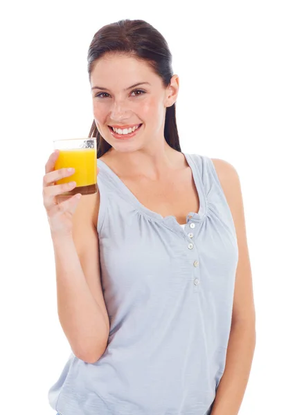 オレンジジュース スタジオの肖像画や水分補給 液体デトックスや自然体重減少のためのガラス飲料と幸せな女性 ヘルスケアウェルネス 栄養士飲料 モデルは白い背景に隔離されています — ストック写真