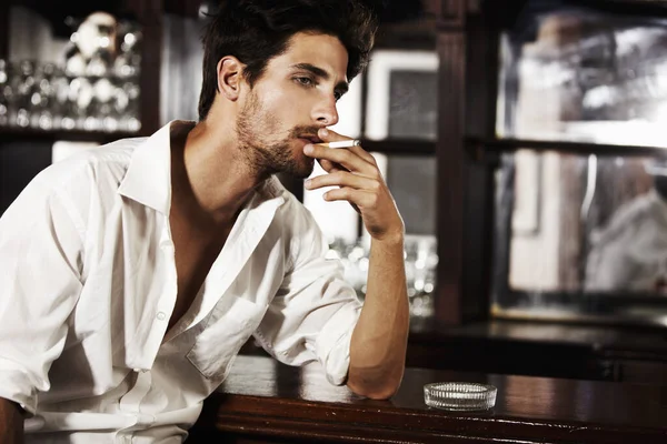 Όμορφος Άντρας Καπνίζει Πάγκο Μπαρ Καίει Τσιγάρο Στο Χέρι Και — Φωτογραφία Αρχείου