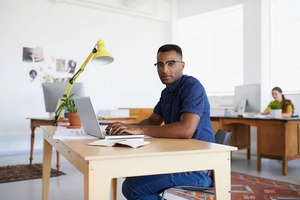 Journalist Portret Serieuze Zwarte Man Typen Laptop Werken Aan Mail — Stockfoto