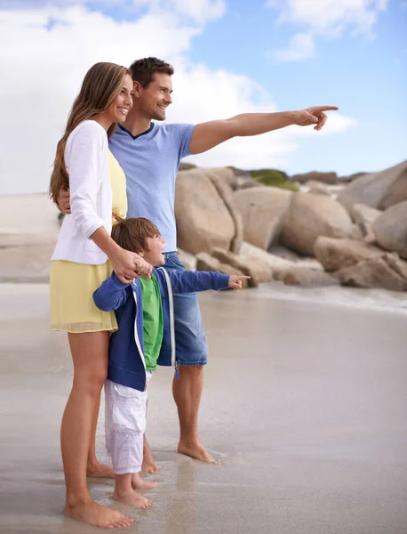 Famiglia Bambino Indicando All Aperto Spiaggia Viaggi Avventure Vacanze Estate — Foto Stock