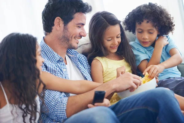 快乐的家庭 在看电视 看电影或看家庭娱乐节目的同时 让父亲和孩子们吃东西 吃饭和挨饿 小吃和青少年 爸爸或团体一起享受美好时光 — 图库照片