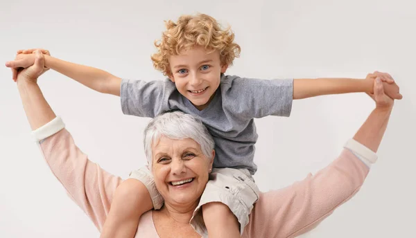 Retrato Cuestas Abuela Con Niño Feliz Sonrisa Abrazándose Con Amor —  Fotos de Stock