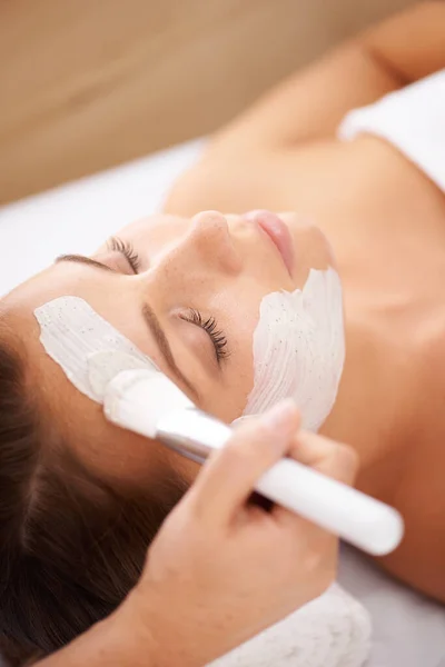 Spa Maska Twarzy Kobieta Śmietaną Dermatologią Pielęgnacją Skóry Oczyścić Detox — Zdjęcie stockowe