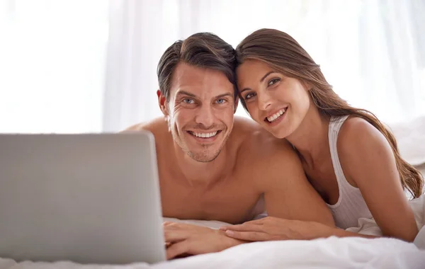 Laptop Love Portrait Couple Bed Together While Watching Online Movie — Zdjęcie stockowe