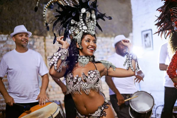 マルディグラやエキゾチックなフェスティバルでバンドと一緒に演奏カーニバル ダンス 文化的な女性ダンサー ジャネイロのエンターテイメントのためのライブ音楽へのリズムで踊るパフォーマンス 衣装や女性 — ストック写真