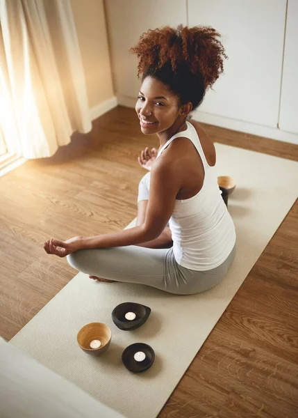 Ruhige Frau Meditation Und Porträt Yoga Für Spirituelles Wohlbefinden Oder — Stockfoto