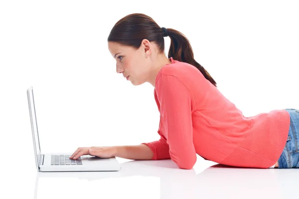 Laptop Στούντιο Πάτωμα Και Γυναίκα Ανάγνωση Internet Ιστοσελίδα Πληκτρολογώντας Ψηφιακή — Φωτογραφία Αρχείου