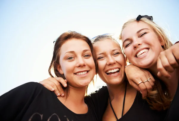 Risate Felicità Tre Amici Che Abbracciano Sorridono Contro Cielo Luminoso — Foto Stock