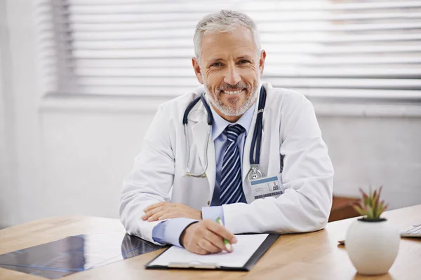 肖像和男医生在他的办公室的剪贴板分析X光文件在医院 有信心 微笑和职业成熟的男性医务工作者 在诊所里按办公桌办理文书工作 — 图库照片