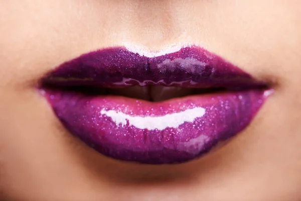 Γυναικεία Χείλη Μωβ Κραγιόν Και Λάμψη Μακιγιάζ Και Ομορφιά Closeup — Φωτογραφία Αρχείου
