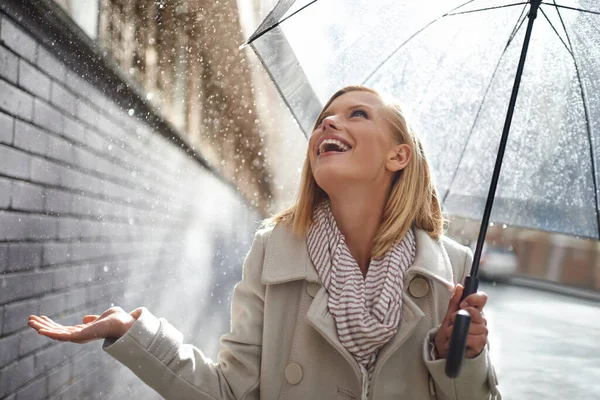 興奮した女性と雨の傘 自由と休日の幸福と街で 歩道で若い女性と冬の天気 雨や都市の通りや旅行休暇屋外 — ストック写真