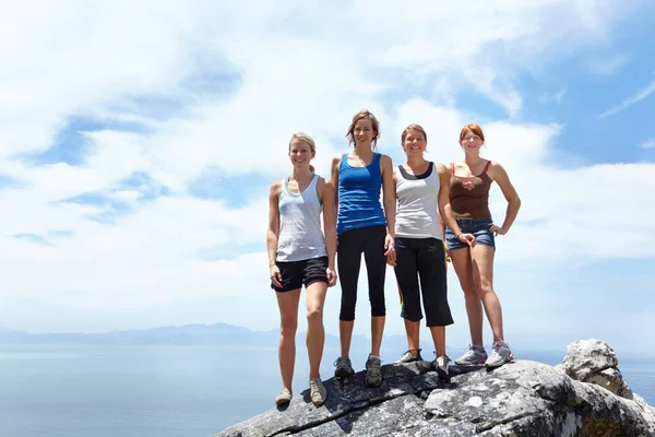 自然の中での旅行のための山の上の友人 肖像画や冒険のグループ 青い空と崖の上のフィットネスのためのスポーツの挑戦 ハイキングや運動のために一緒に屋外の幸せな女性の人々 — ストック写真