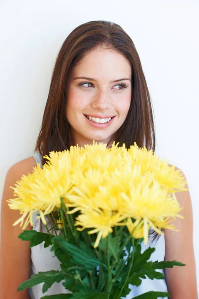 Buquê Flores Sorriso Rosto Mulher Estúdio Com Produto Floral Presente — Fotografia de Stock