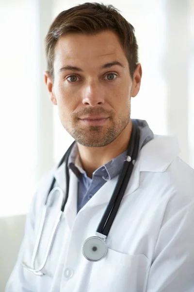 Portret Poważny Mężczyzna Lekarz Klinice Zarządzania Opieką Zdrowotną Usługi Szpitalne — Zdjęcie stockowe