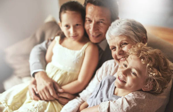 Lachen Relaxen Blije Grootouders Met Een Kinderknuffel Samen Liefde Omarmen — Stockfoto