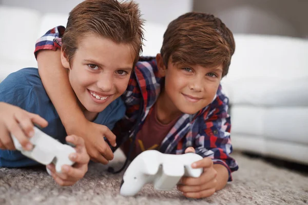Αγόρια Που Παίζουν Βιντεοπαιχνίδια Φίλοι Πορτραίτα Και Παιχνίδια Την Τεχνολογία — Φωτογραφία Αρχείου