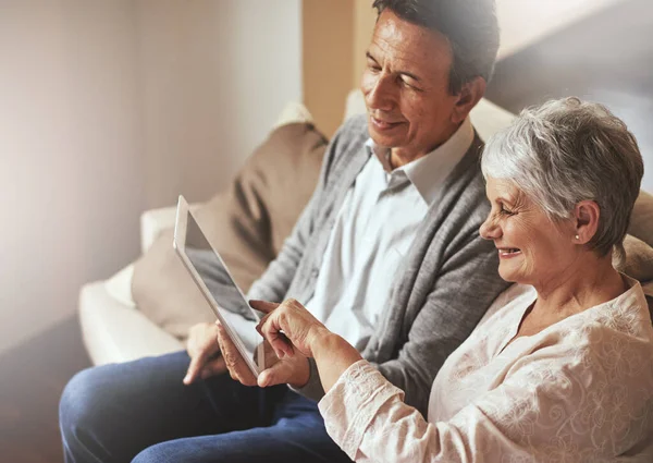 Tablet Rahatla Yaşlı Çiftin Evde Emeklilikte Internet Aboneliği Ile Film — Stok fotoğraf