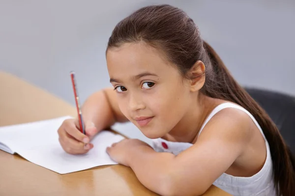 学生在课堂上为知识和发展做笔记的肖像 孩子和教育 西班牙中学时 认真的 女孩和学生在笔记本上写字 学习或学习 — 图库照片