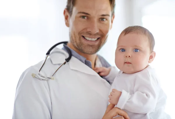 Retrato Hombre Feliz Pediatra Con Bebé Para Evaluación Hospitalaria Soporte —  Fotos de Stock
