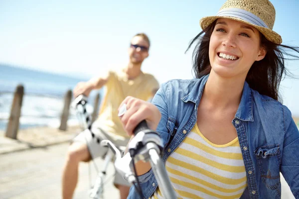 夏休みに旅行の女性と自転車 サイクリング カップル またはビーチの遊歩道に乗る休日 海岸でのライドのためのガールフレンドの屋外での自由 日付とロマンス — ストック写真