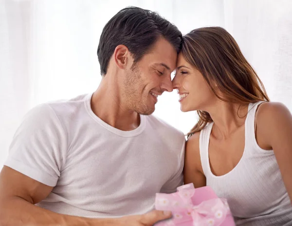 Man Giving Woman Present Love Happy Partnership Relationship Celebration Valentines — Stock Photo, Image